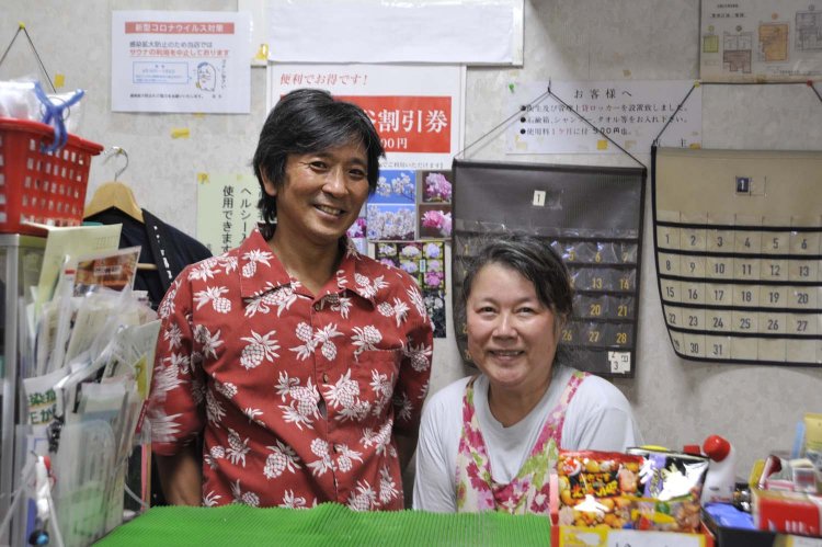 2代目店主となる安岡誠司さん・留美さんご夫妻が切り盛りする。「古い建物ですが、清掃には気をつけています」と話す。