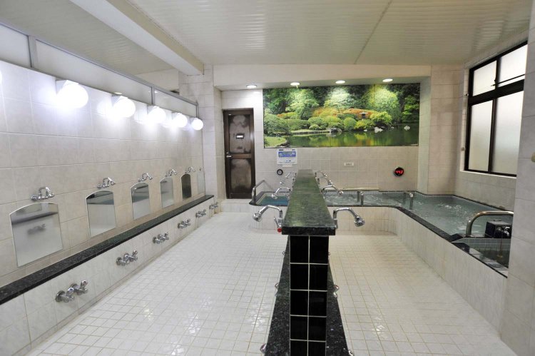 カランは全16という小ぢんまりした浴室。浴槽はL字型に配置されている。