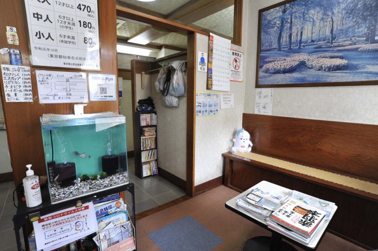 熱帯魚などを置いた小さな待合所。フロントで客を迎える女将さんとの会話も楽しみ。