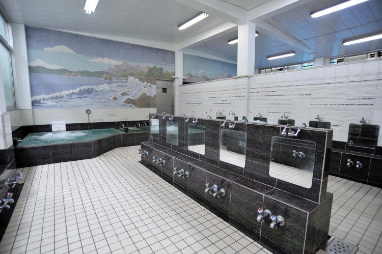 壁面のモザイクタイル絵は、男湯は波が砕ける海辺の風景、女湯はヨットが浮かぶ山上の湖。