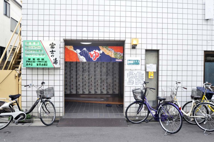 開店前から客が並び、店先には自転車が並ぶ。地元に愛されていることがわかる一コマだ。