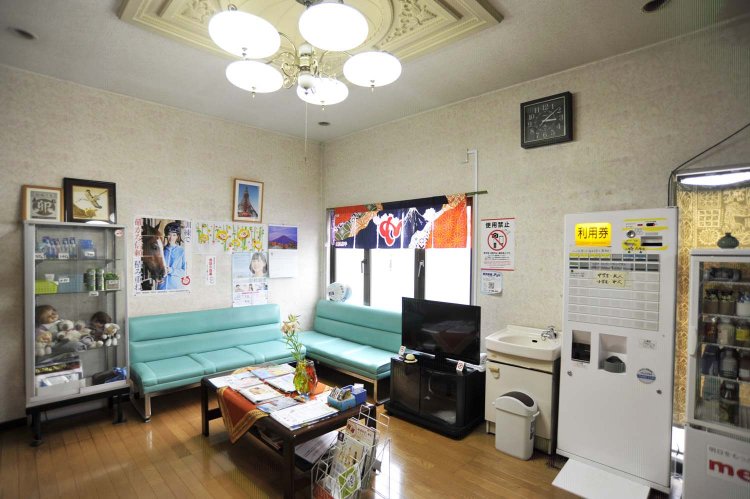 湯上がりには待合所でひと休み。コーヒー牛乳でも飲みながら、女将さんと談笑を楽しみたい。