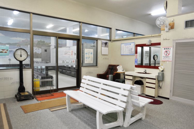 レトロなドライヤーやマッサージ機が置かれた脱衣所。アナログ体重計は秤量105㎏という大型サイズ。