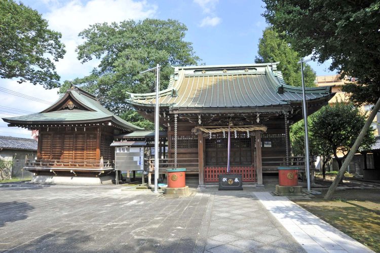 現在の社殿は昭和4年（1929）の改築。祭神には須佐之男尊（すさのおのみこと）が祀られている。隣接するのは神楽殿。