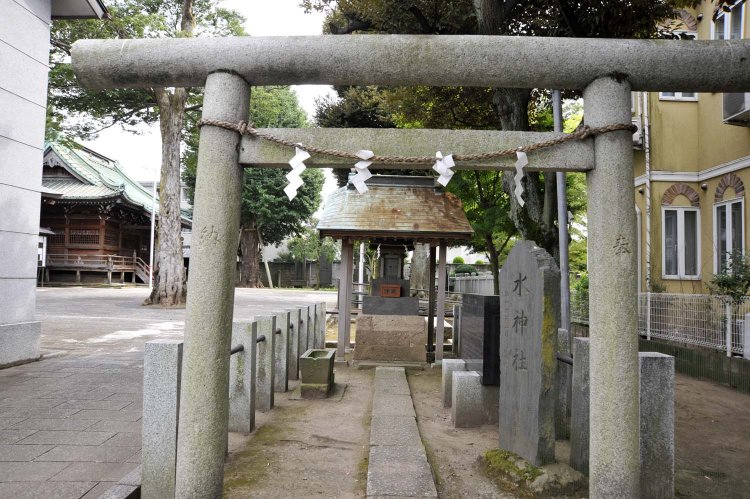 かつては新荒川大橋のたもとにあった水神社。河川敷整備のため、八雲神社境内に移転された。