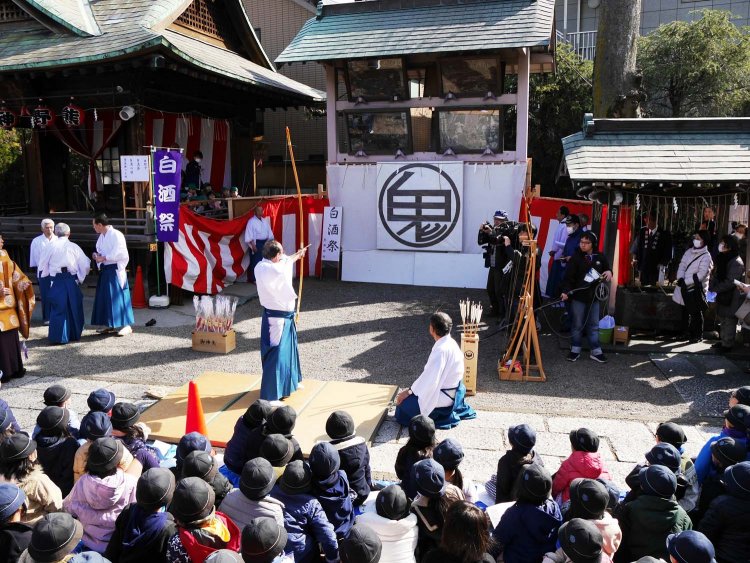 御歩射は、1本目の矢は故意に外し、2、3本目の矢を当てるのが習わし。矢が的に当たると鬼を退治したことになる。