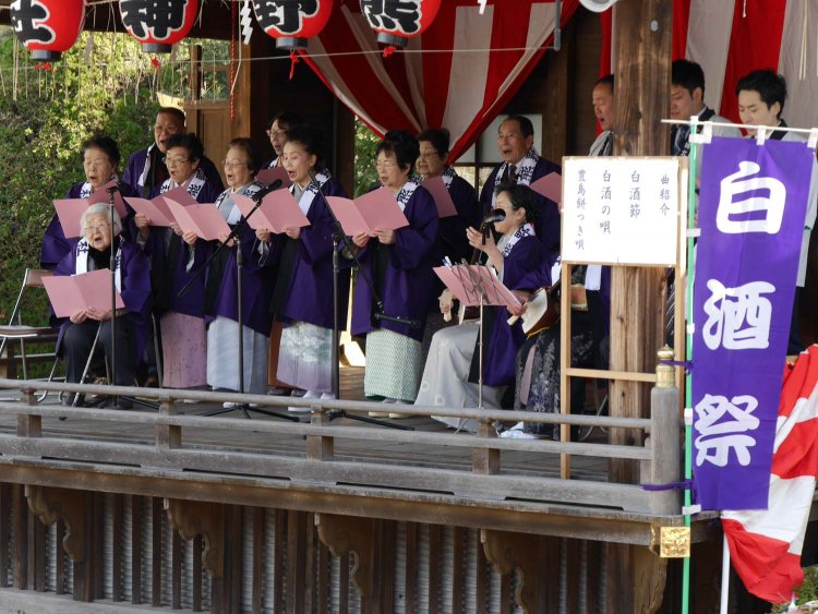 『白酒の唄』は、一時は途絶え、幻の唄といわれていたが、この唄を覚えているお年寄りに教わり継承することができた。