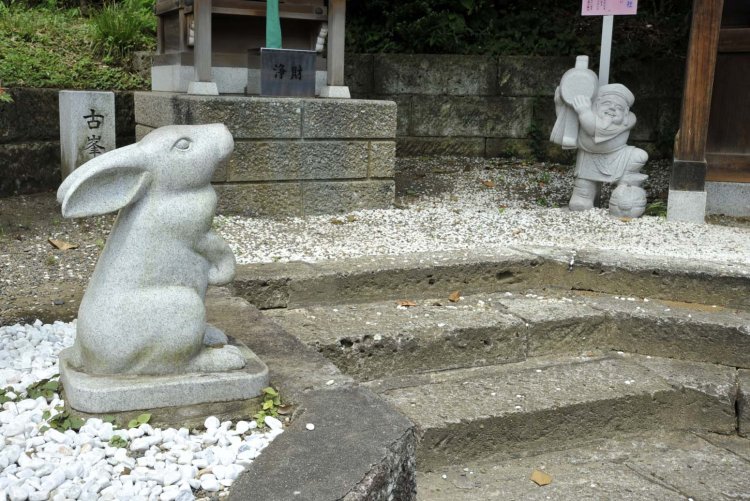 大国主神社前に立つ大黒様と因幡の白兎。