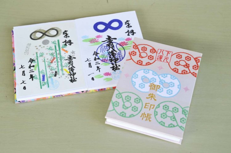 オリジナルの御朱印帳1300円、御朱印500円。火曜は社務所休業のため、御朱印配布はない。