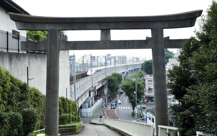 新幹線は鳥居の中をくぐって行くようにも見える。