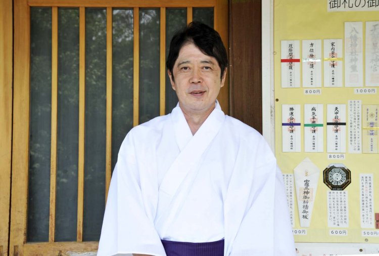 「新幹線は社務所の下を通っていますが、社殿は避けるように設計されました」。禰宜の朝日さんが教えてくれた。