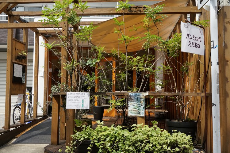 犬もOKの テラス席。気持ちのいい空間だ。