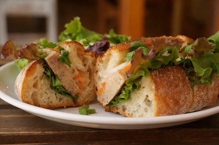 断面から具の多さがわかる。バゲットの食感を堪能したい。