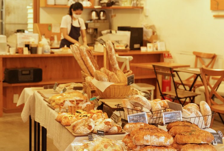 何度も試行錯誤を繰り返し、店頭に並ぶ商品を開発する。