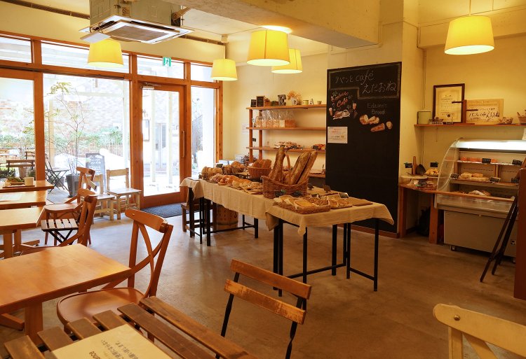 外からの日差しは明るく、広々としている。