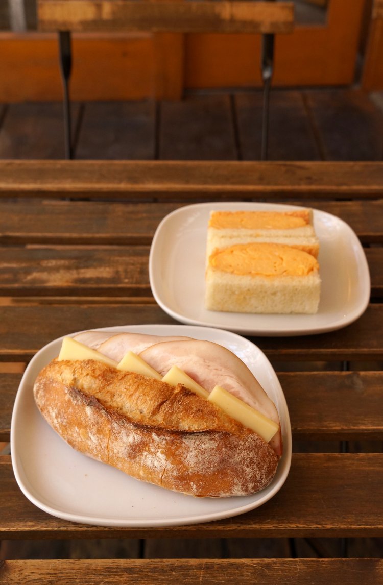 手前はハムとチーズのバゲットサンド480円、奥は厚焼きの卵焼きを挟んだオムレツサンド350円。