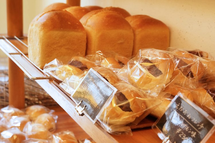 開店から続々と焼き上がるパンを目当てに、たくさんの客が訪れる。