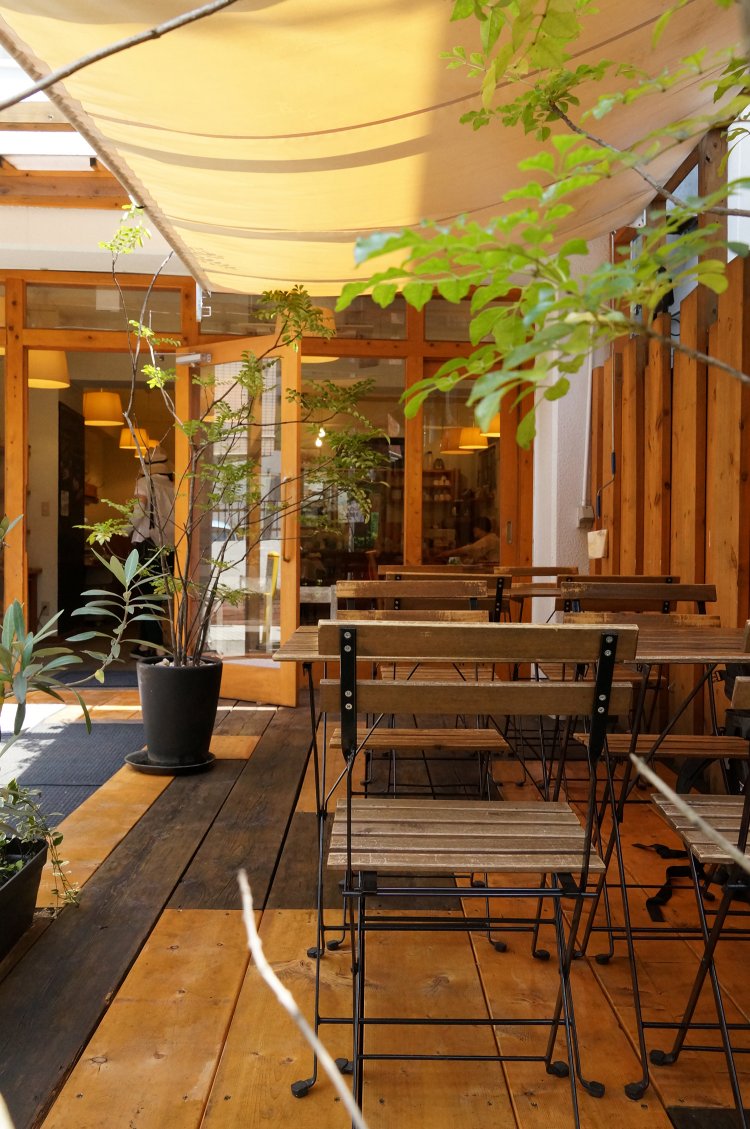 外のテラス席は犬もOK。楽しい時間を共有できるのがうれしい。