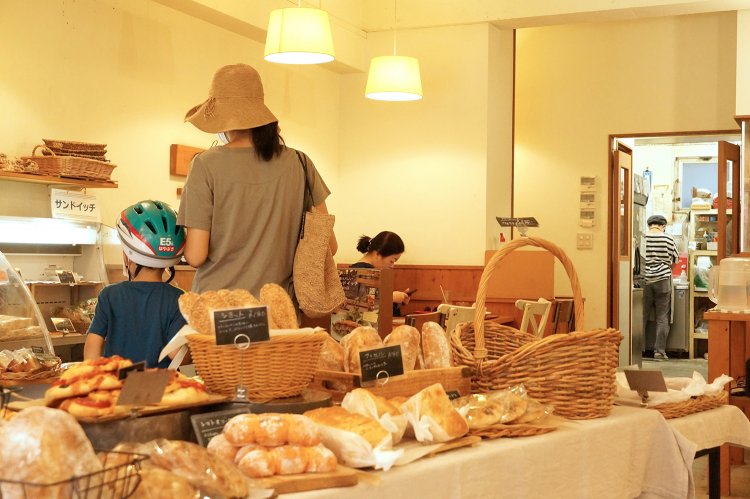 テイクアウトもイートインも同じ価格。年齢を問わず愛される「普段遣いのパン屋さん」だ。