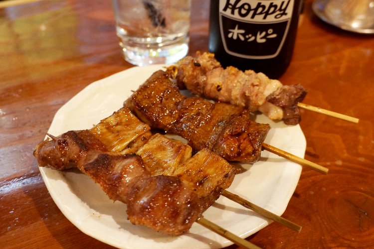 もつ焼き、おまかせ4本450円。ホッピーセット450円。