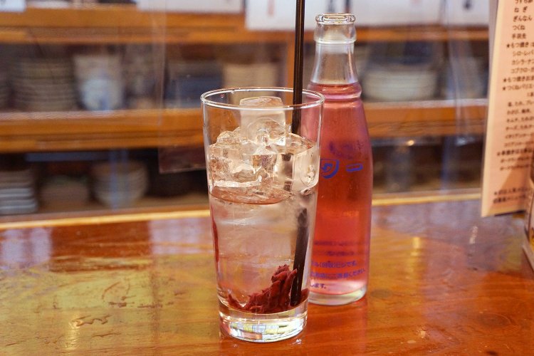 バイス+ねり梅の、しそしそサワー（450円）。