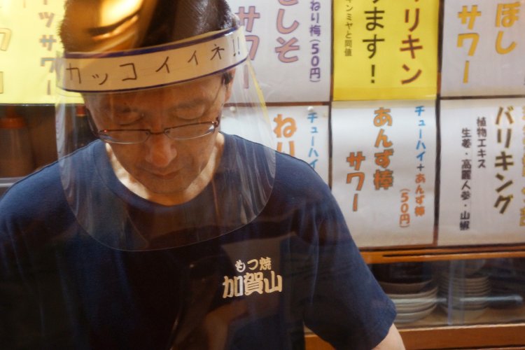 「フェイスシールドってものものしいでしょ？ だから遊び心の落書き」（加山さん）