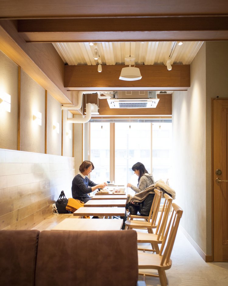 ヌケのいい明るい店内は長居必至。