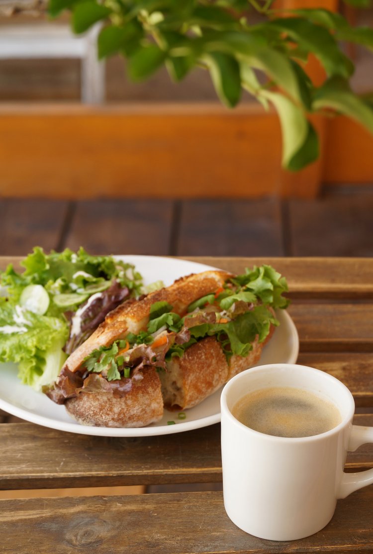  バインミーサンドイッチとコーヒーのセット900円。イートインのみのメニューだ。