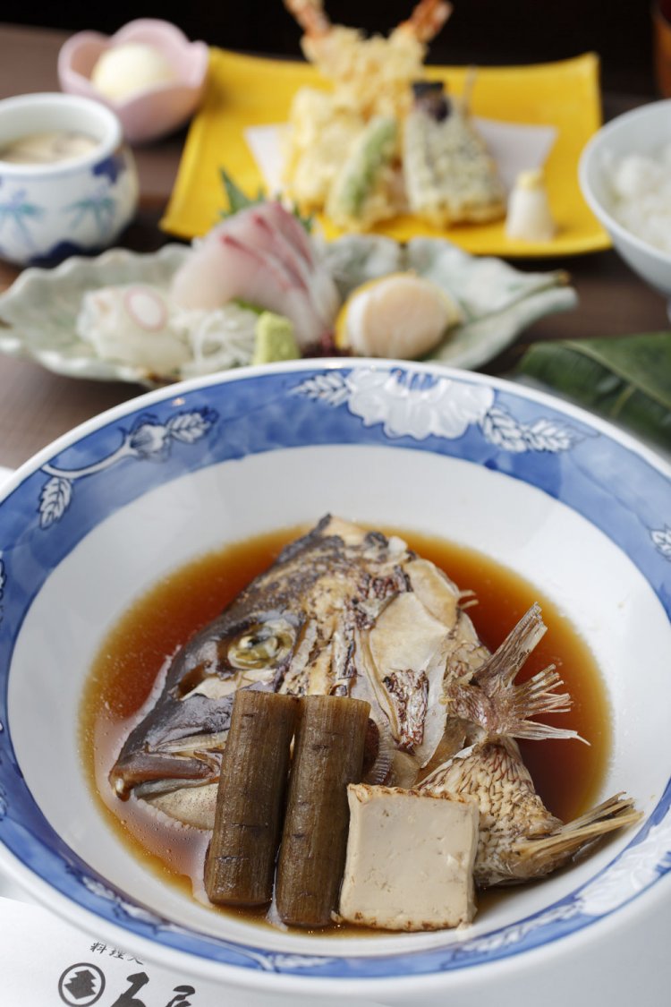 ランチコース2800円(要予約)。本日のメニューは、ふわっとした食感がたまらない鯛のかぶと煮がメイン。