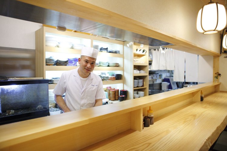 今井雅浩さん。老舗の味に新しさが加わった料理が好評だ。