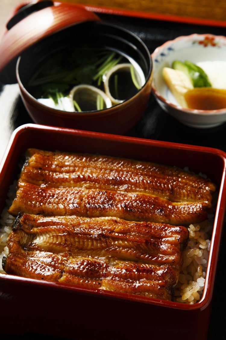 うな重(中)5500円。米は長野県飯山産の特Aコシヒカリ。タレとの絡みもよい、絶妙の炊き加減。