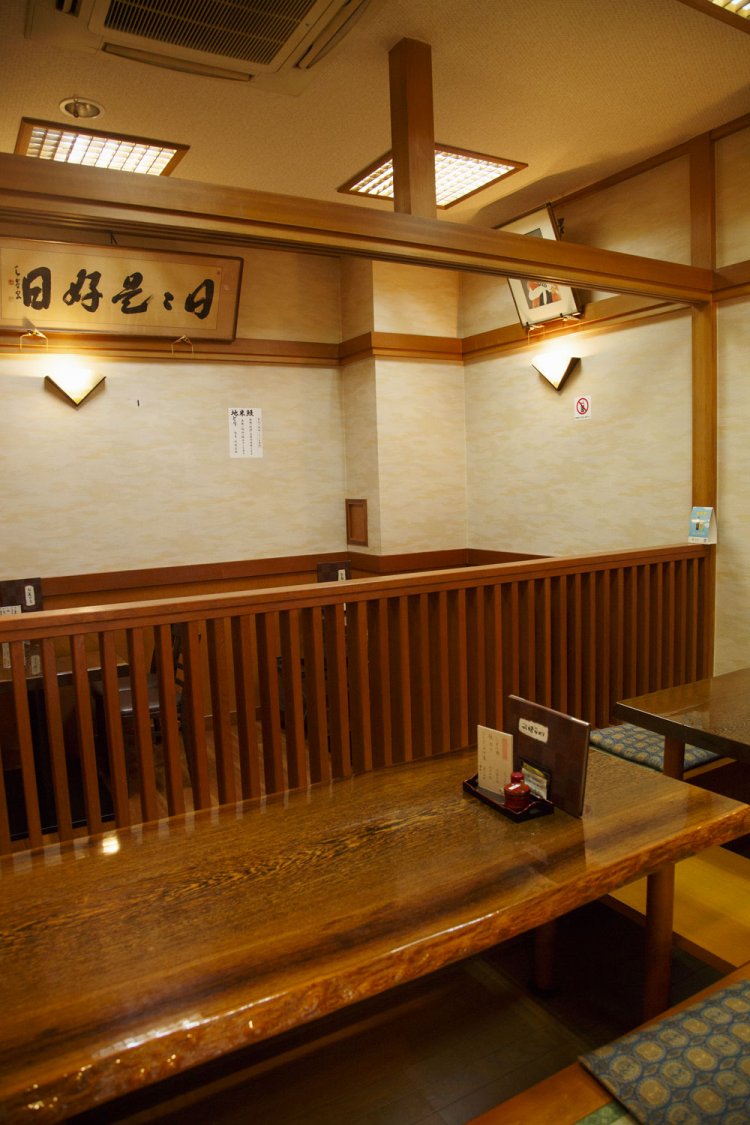 夫婦二人で切り盛りする小さな店。