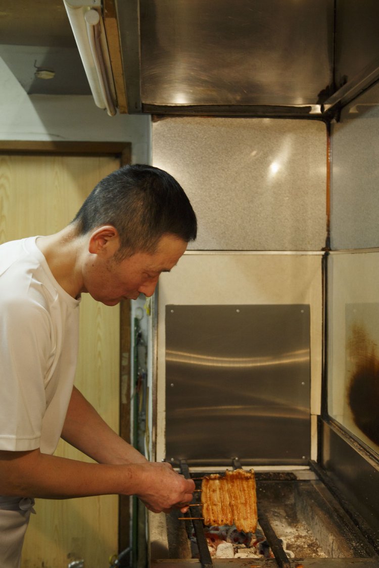 店主の下谷地健二さん。修業時代も含めると半世紀近く、うなぎ一筋。