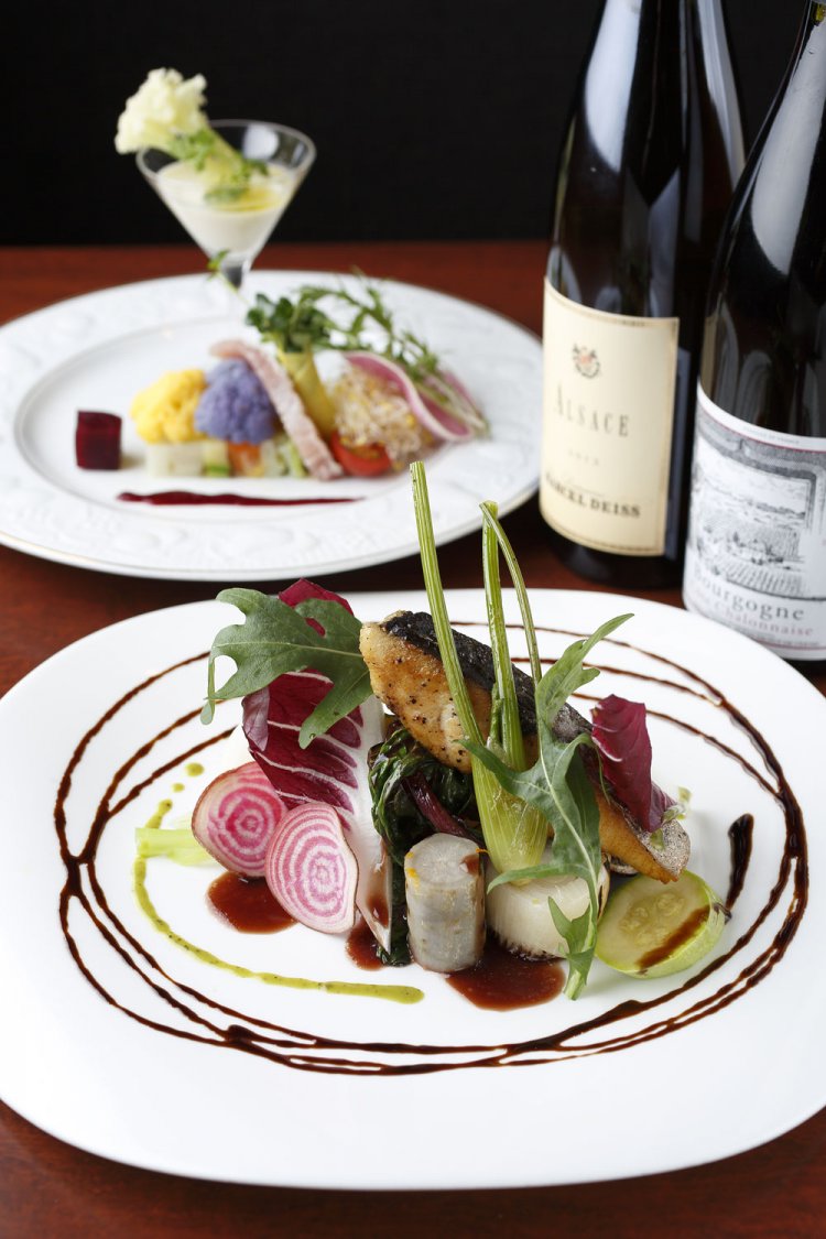 ランチコース2750円〜。サワラに15種類の野菜を添えて。グリーンマスタードとフォンドヴォーのソースが合う。奥はカリフローネのムースと鮪のサラダ仕立て。