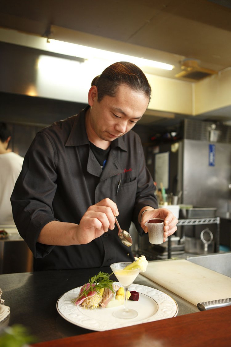 丁寧な仕事がうかがえるオープンキッチン。