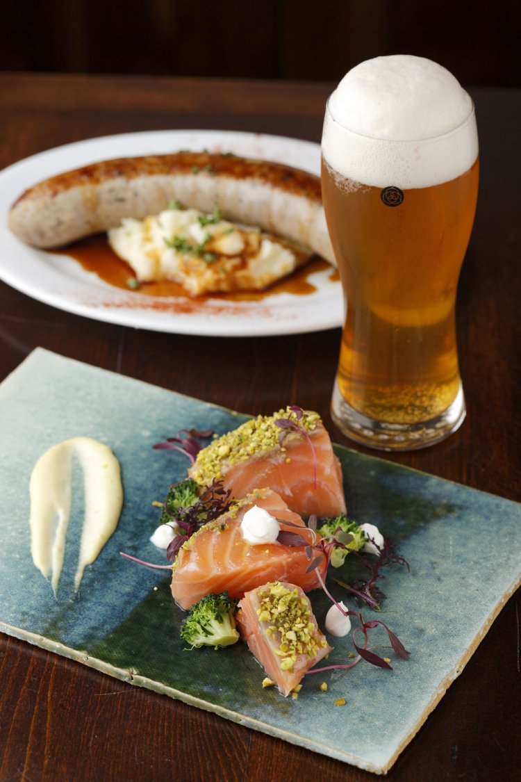 マッシュポテト添えの自家製ソーセージ980円は、スパイシーな味付け。柑橘の香りと苦みが特徴のコエドビール「伽羅」650円。