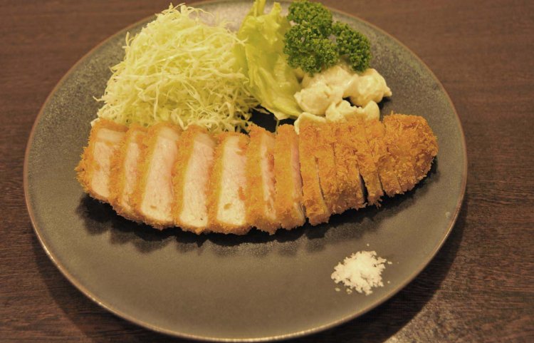 一切れを薄く切っており一口で食べやすいロースカツ定食。