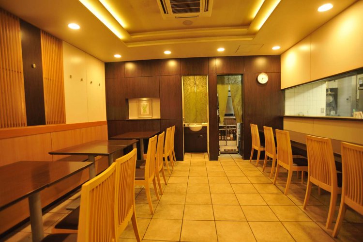 創業時はとんかつは洋食の分類だったことにちなみ、洋風に設えた店内。