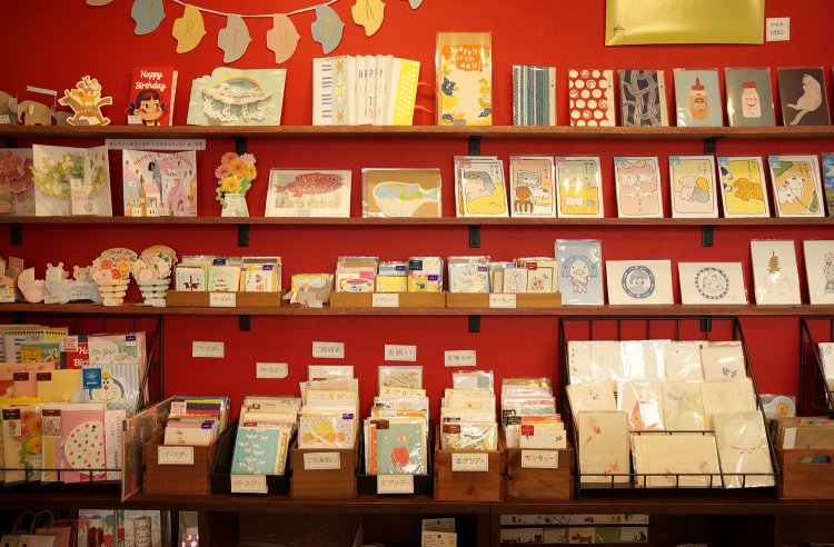 きちんと並んだカード類。赤い壁面に映えてとてもかわいい。