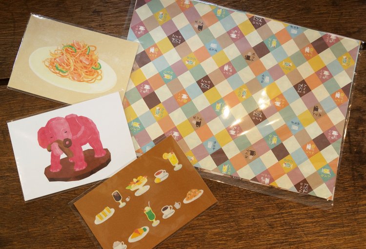 律子さんデザインの商品。右側のマルチペーパー220円、ポストカード各165円。