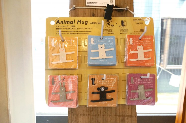 紙製のテープカッターのアニマルハグ2個入り528円。テープに巻きつけて使う。