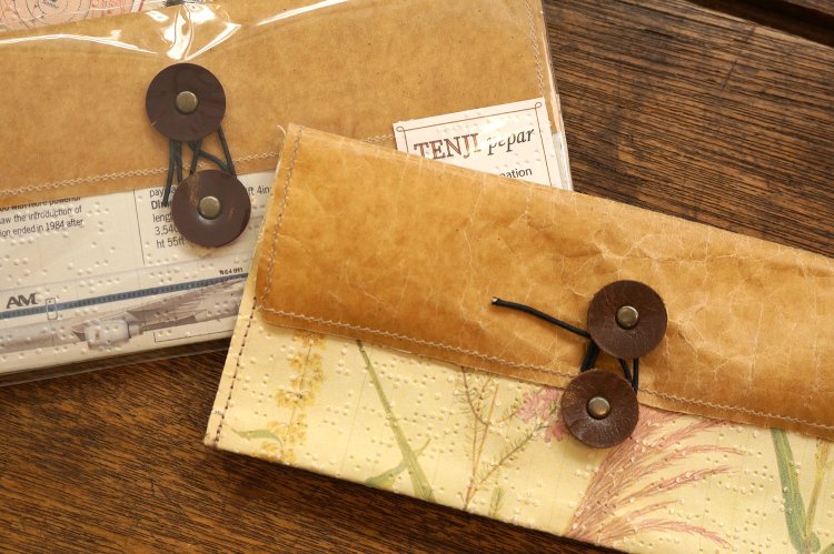 点字の本を使ったペンケース1980円。点字の紙に印刷をしているので、手に持ったときにでこぼこの感触がおもしろい。