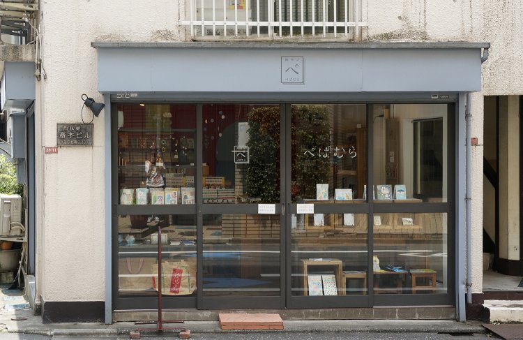 ちょっと古めの建物がお店の雰囲気とぴったり。