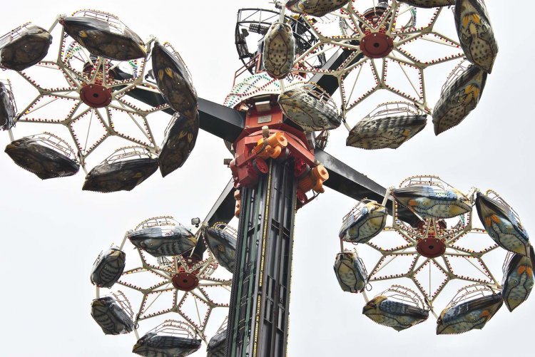 高さ35メートルまで回転しながら高く昇るイーグルは絶景だ。夜はめくるめく極彩色の明かり。