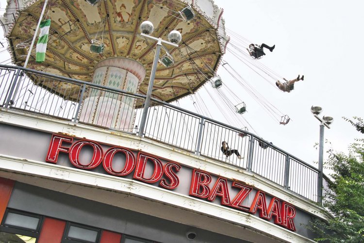 空中ブランコやフライングパイレーツ、イーグルなどは建物の屋上に設置。１階はレストランやショップ、ゲームセンターとして利用されている。高さがある分、アトラクションに迫力が増した。