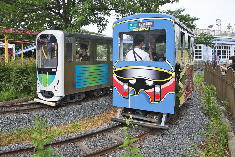 チャレンジトレイン。西武鉄道の監修を受けて外観も本物の西武線にそっくりな本格的模型電車。自分で操縦し、点数も出るので大人にも人気だ。広報担当の宮内さんのお気に入り。