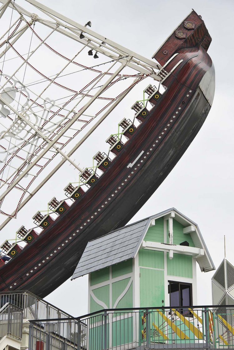 フライングパイレーツは海賊船と商船の２隻が地上45メートルまでスイングする恐怖の航海体験。