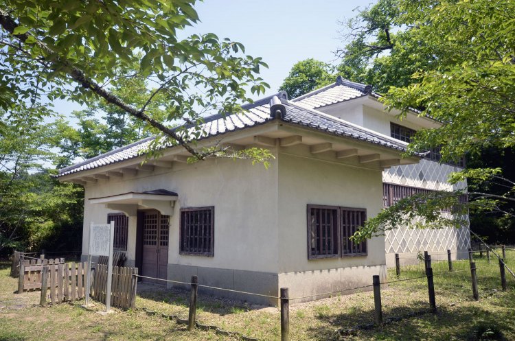 下屋敷跡の旧町立美術館の建物は明治天皇行在所。忠臣蔵碑もある。