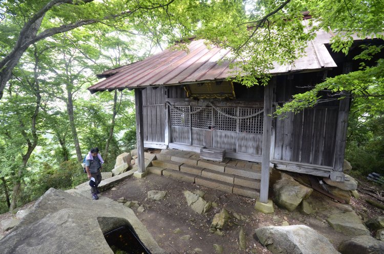 足慣らしのハイカーも多い。山頂の神社は天守台の石垣を利用する。