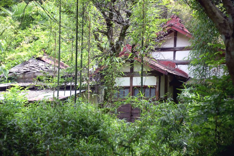 疎開時に建てた旧宅は歌碑のそばに現存。道路から少しだけ見える。